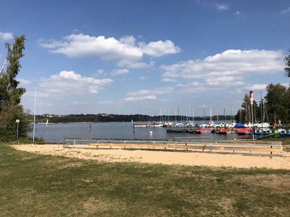 Segelboote und Tretboote am Steg des Gro&szlig;en Brombachsees